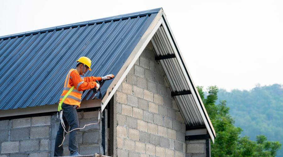 Professional gutter cleaning in Tustin, CA